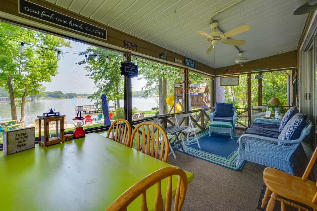 Lake Sinclair 'Crooked Creek Cottage' w/ Fire Pit!