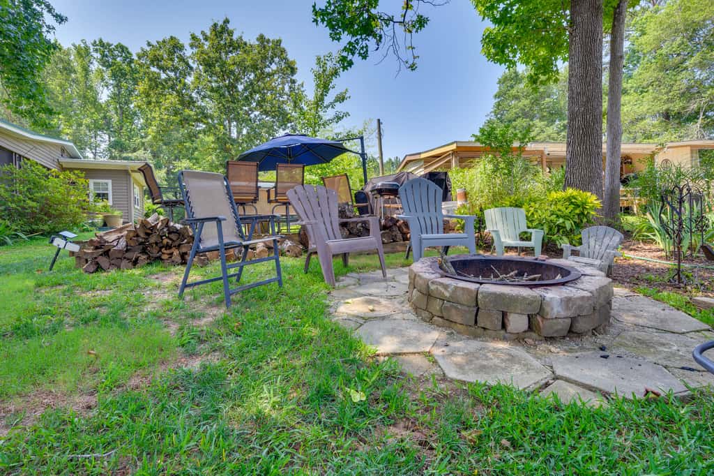 Lake Sinclair 'Crooked Creek Cottage' w/ Fire Pit!