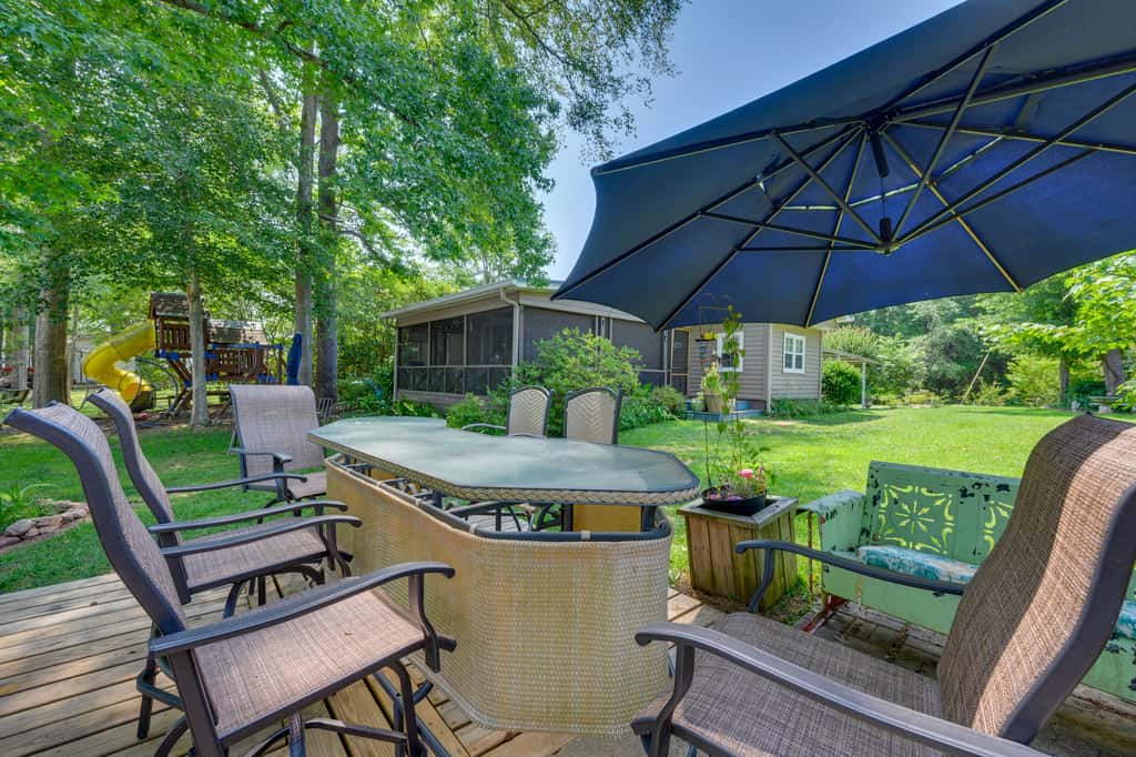 Lake Sinclair 'Crooked Creek Cottage' w/ Fire Pit!