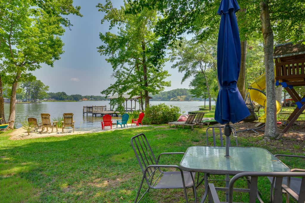 Lake Sinclair 'Crooked Creek Cottage' w/ Fire Pit!