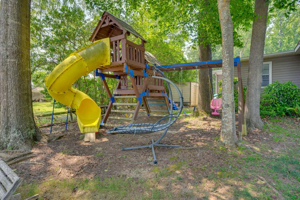 Lake Sinclair 'Crooked Creek Cottage' w/ Fire Pit!