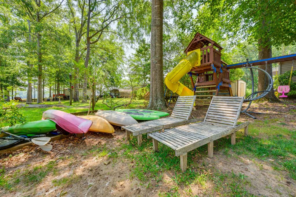 Lake Sinclair 'Crooked Creek Cottage' w/ Fire Pit!