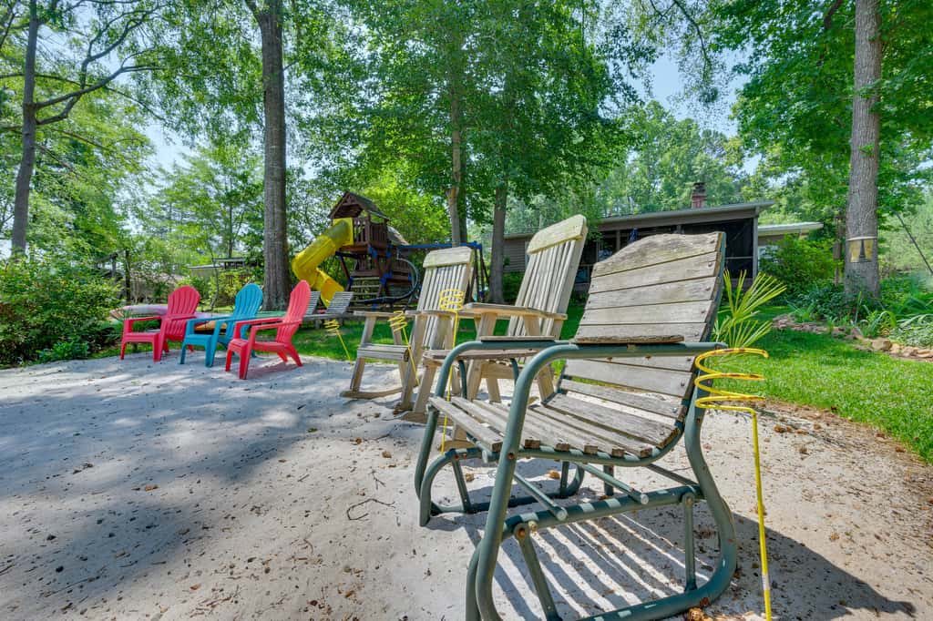 Lake Sinclair 'Crooked Creek Cottage' w/ Fire Pit!