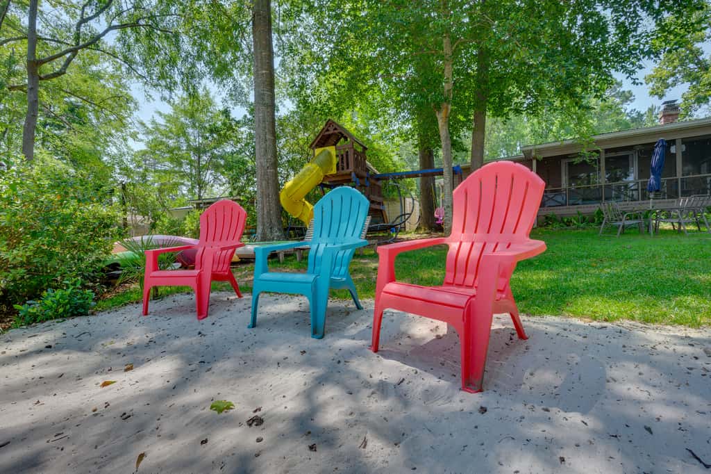 Lake Sinclair 'Crooked Creek Cottage' w/ Fire Pit!