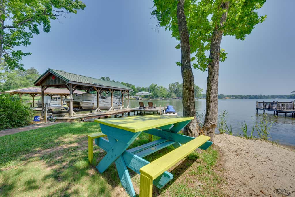 Lake Sinclair 'Crooked Creek Cottage' w/ Fire Pit!