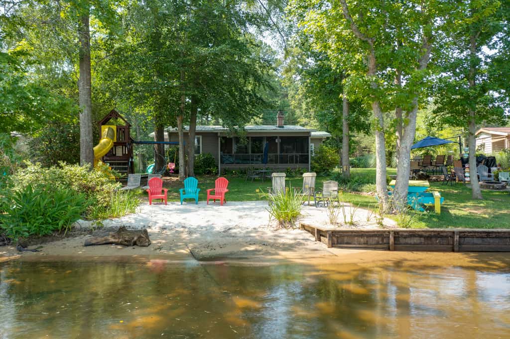 Lake Sinclair 'Crooked Creek Cottage' w/ Fire Pit!