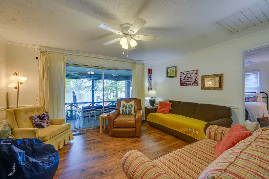 Lake Sinclair 'Crooked Creek Cottage' w/ Fire Pit!