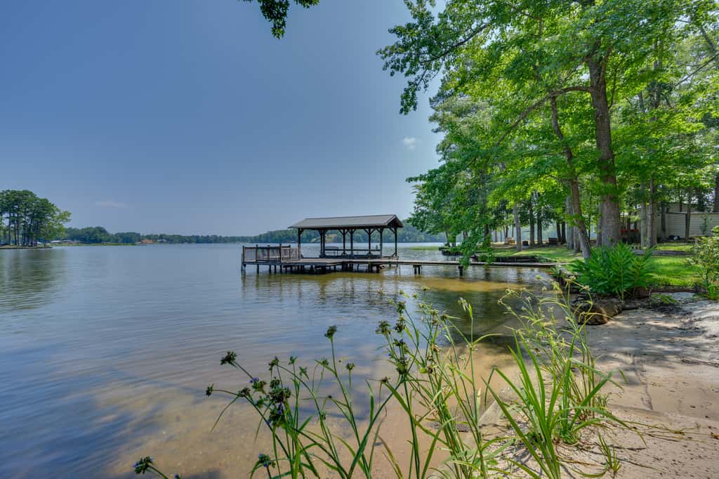 Lake Sinclair 'Crooked Creek Cottage' w/ Fire Pit!