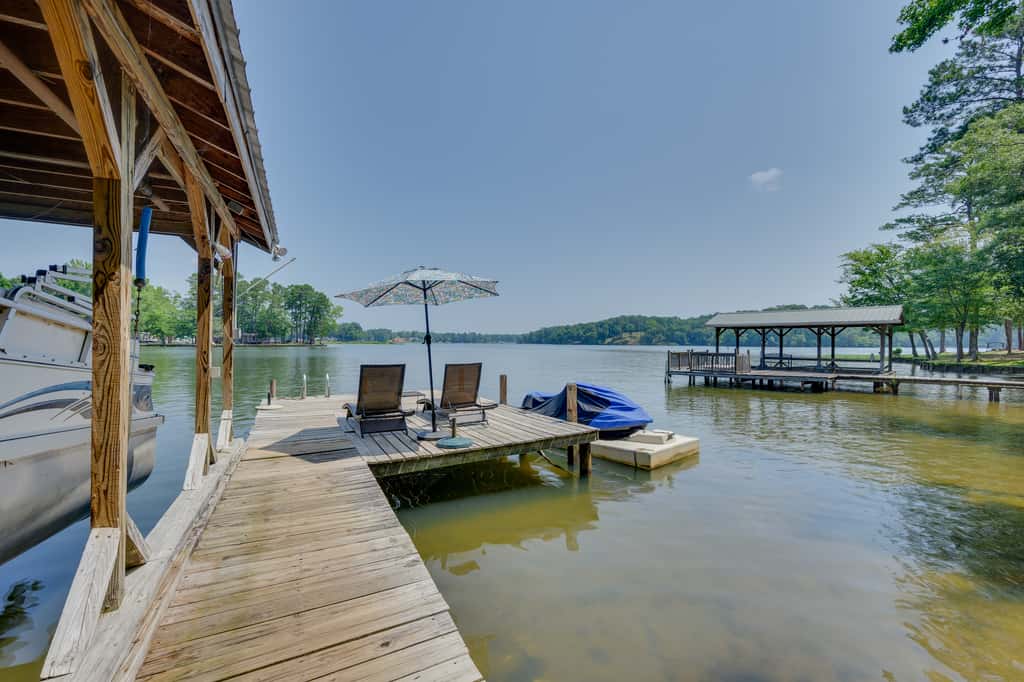 Lake Sinclair 'Crooked Creek Cottage' w/ Fire Pit!