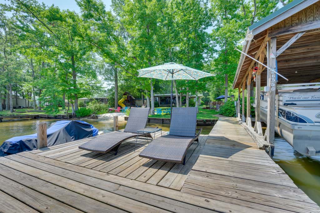 Lake Sinclair 'Crooked Creek Cottage' w/ Fire Pit!