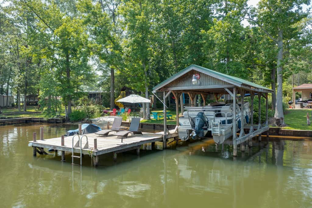 Lake Sinclair 'Crooked Creek Cottage' w/ Fire Pit!