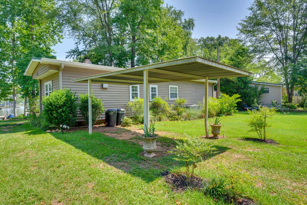 Lake Sinclair 'Crooked Creek Cottage' w/ Fire Pit!