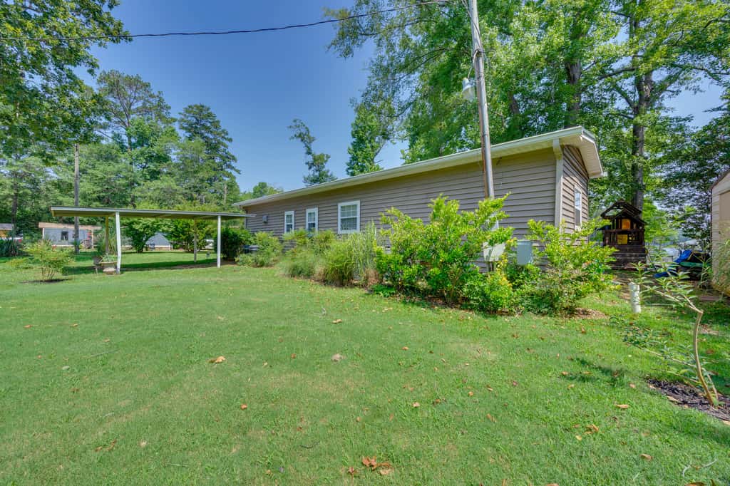 Lake Sinclair 'Crooked Creek Cottage' w/ Fire Pit!