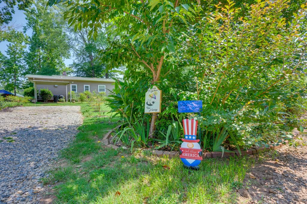Lake Sinclair 'Crooked Creek Cottage' w/ Fire Pit!