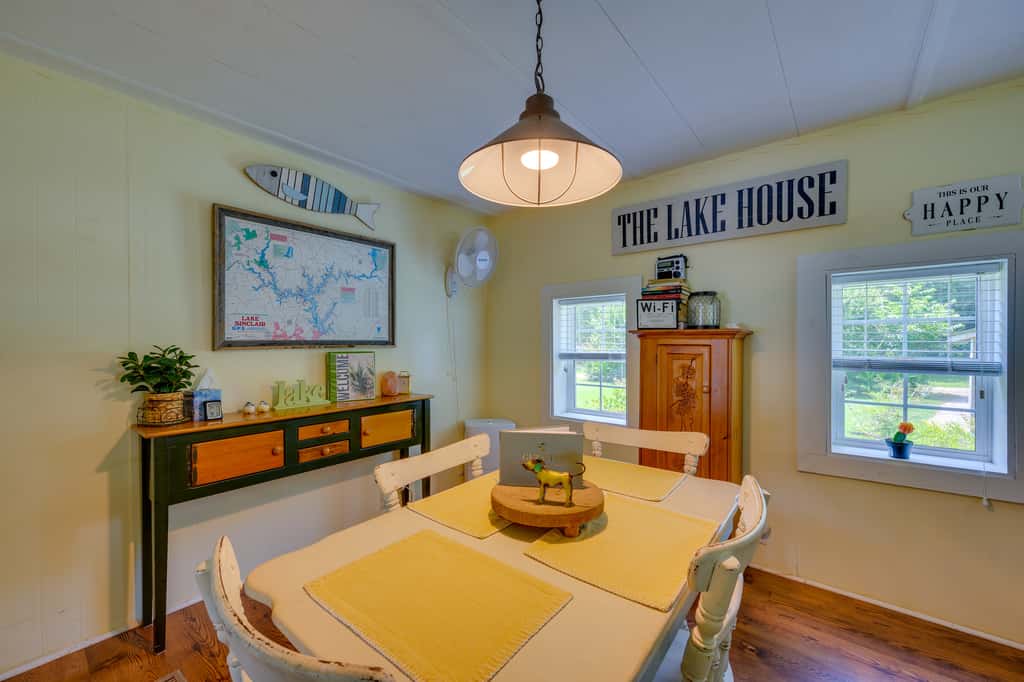 Lake Sinclair 'Crooked Creek Cottage' w/ Fire Pit!