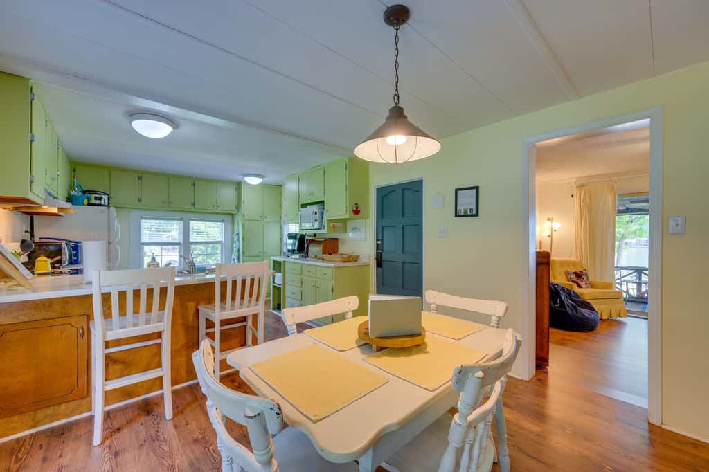 Lake Sinclair 'Crooked Creek Cottage' w/ Fire Pit!