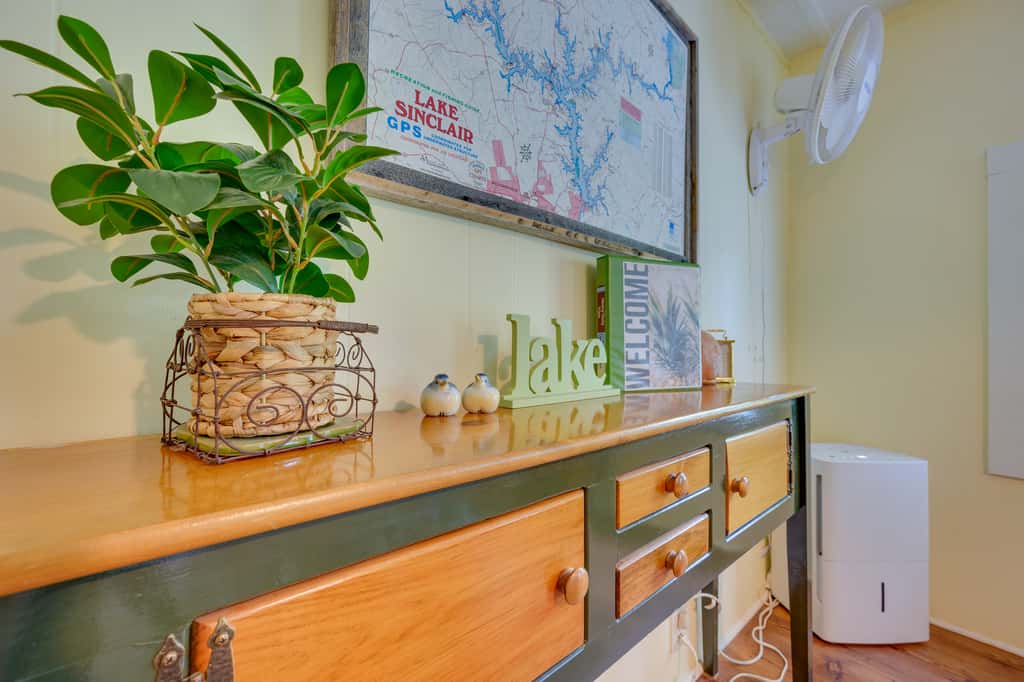 Lake Sinclair 'Crooked Creek Cottage' w/ Fire Pit!