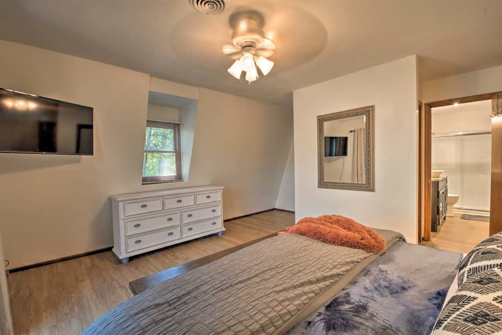 Lake Hartwell Home w/ Dock < 10 Miles to Clemson!