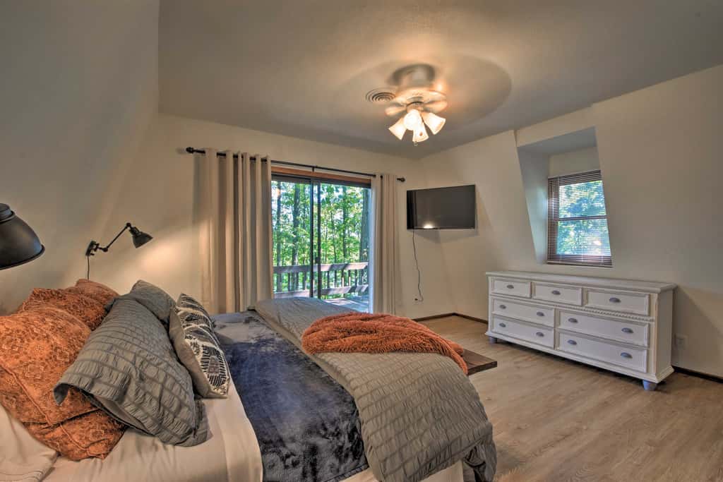Lake Hartwell Home w/ Dock < 10 Miles to Clemson!
