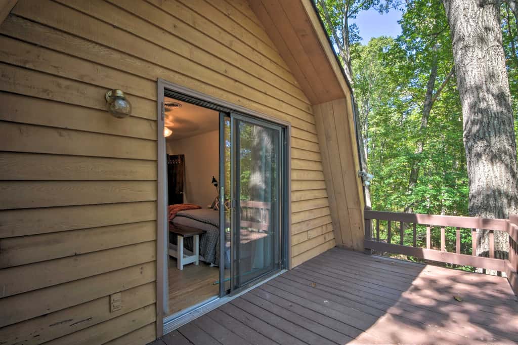 Lake Hartwell Home w/ Dock < 10 Miles to Clemson!