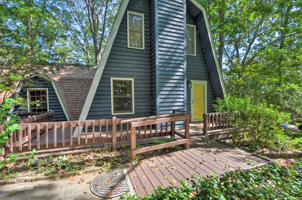 Lake Hartwell Home w/ Dock < 10 Miles to Clemson!