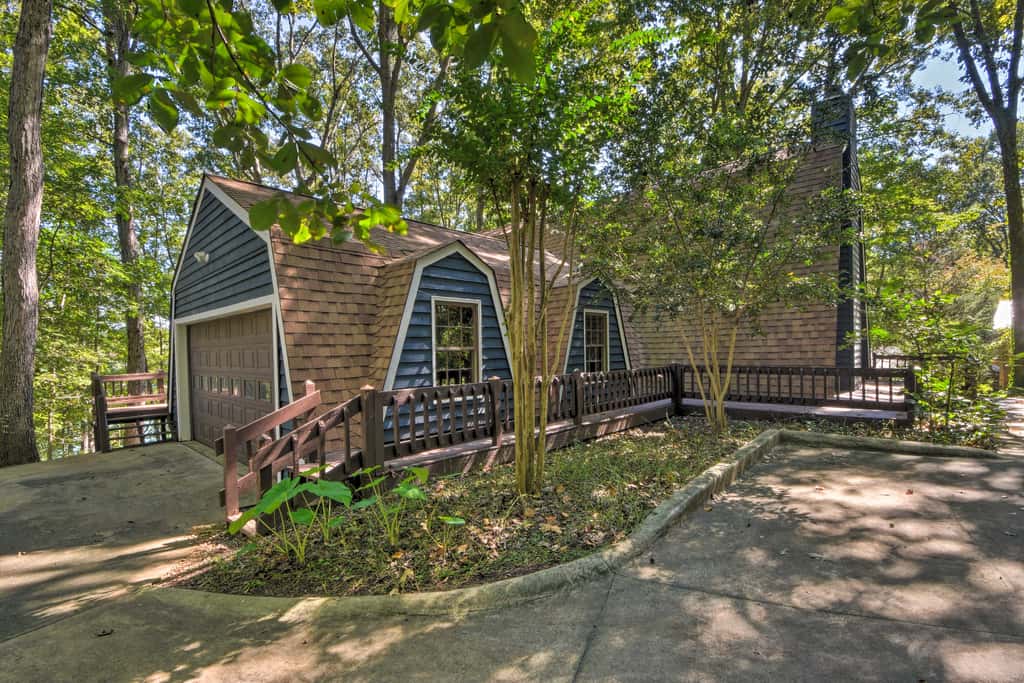 Lake Hartwell Home w/ Dock < 10 Miles to Clemson!
