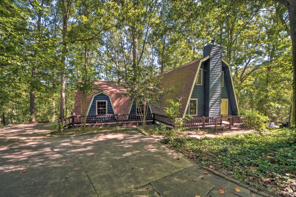 Lake Hartwell Home w/ Dock < 10 Miles to Clemson!