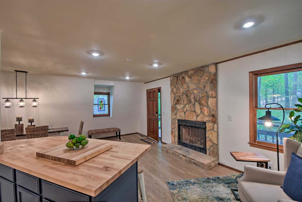 Lake Hartwell Home w/ Dock < 10 Miles to Clemson!