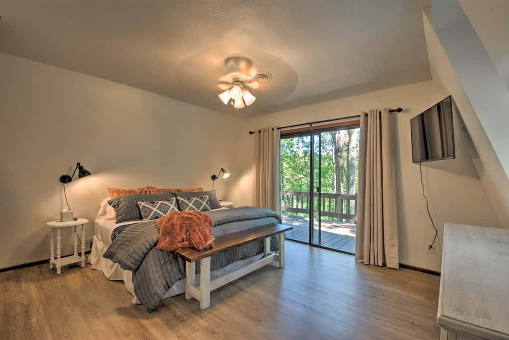 Lake Hartwell Home w/ Dock < 10 Miles to Clemson!