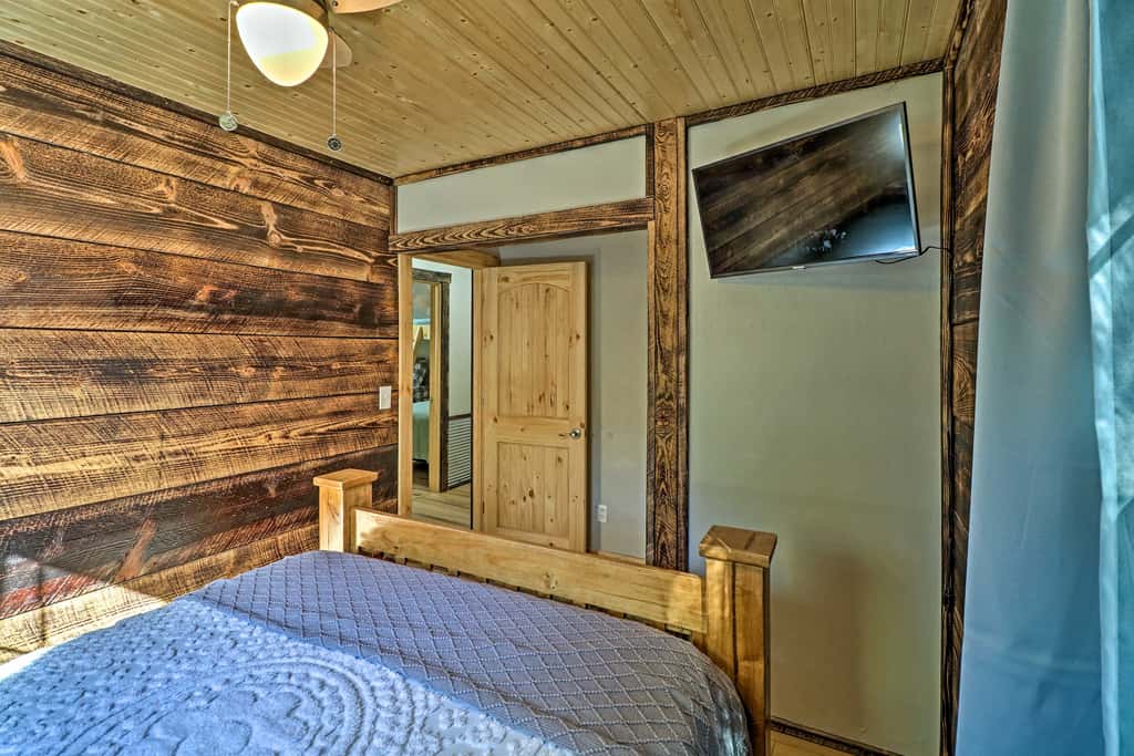 Cozy Cabin w/ Backyard Oasis: 11 Mi to Marina