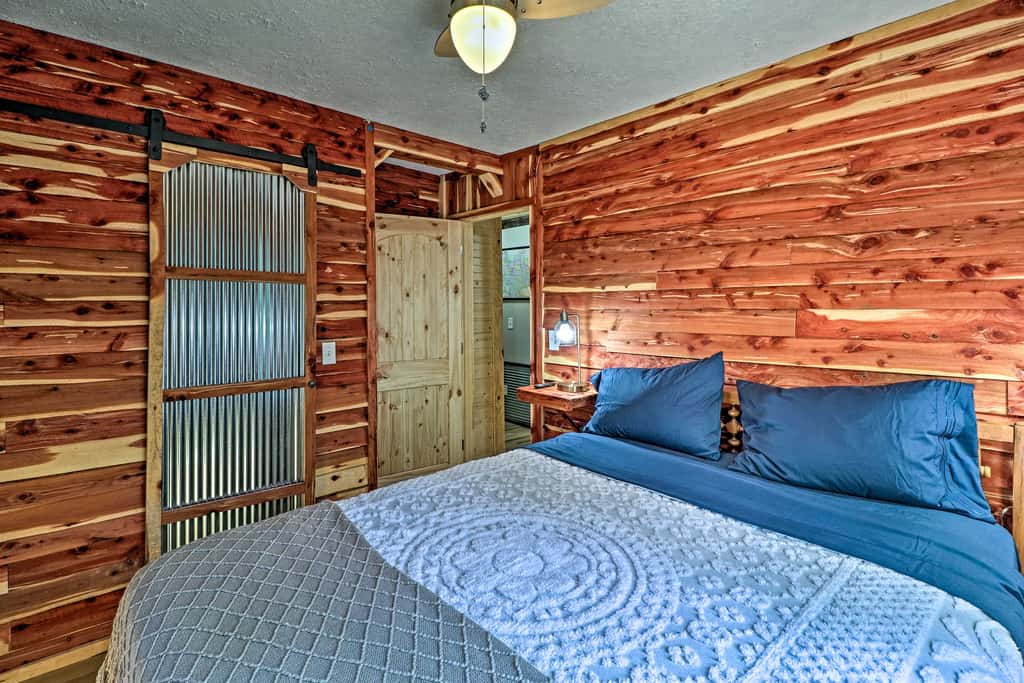 Cozy Cabin w/ Backyard Oasis: 11 Mi to Marina