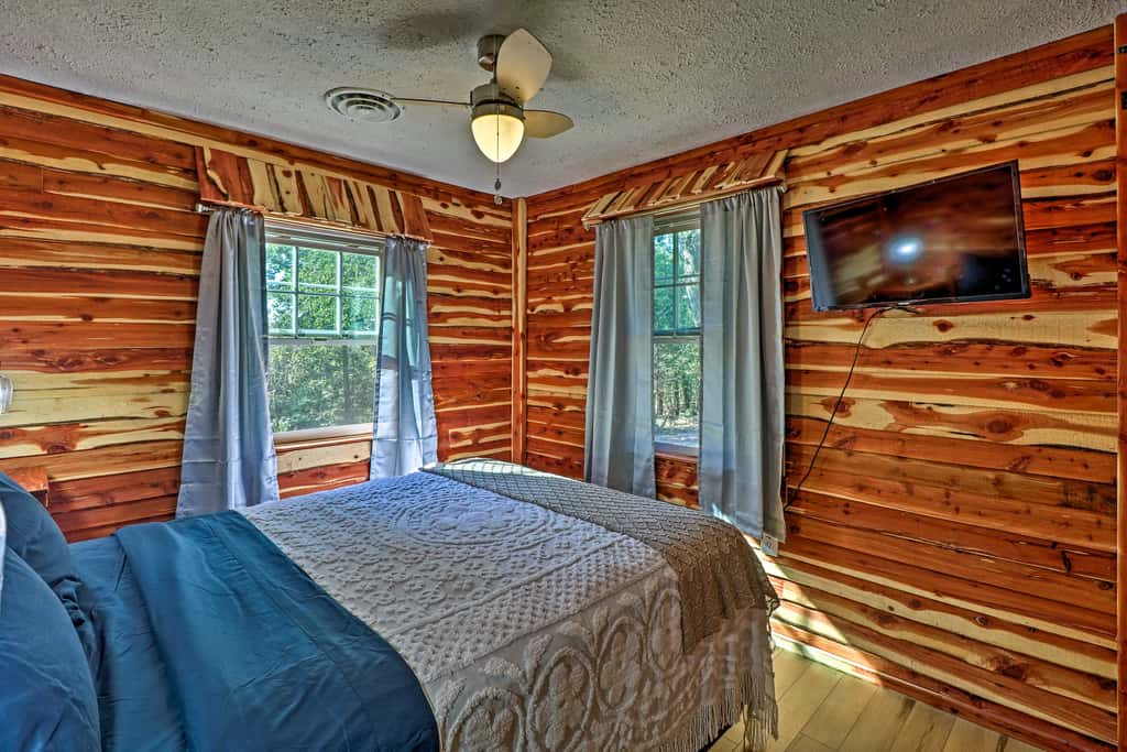 Cozy Cabin w/ Backyard Oasis: 11 Mi to Marina