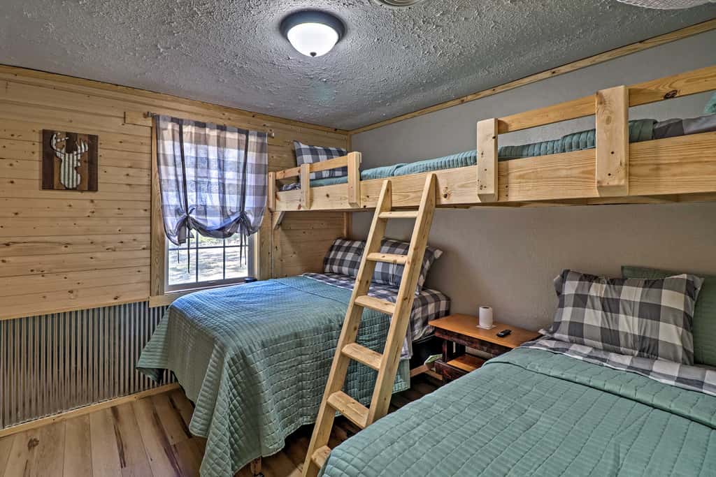 Cozy Cabin w/ Backyard Oasis: 11 Mi to Marina