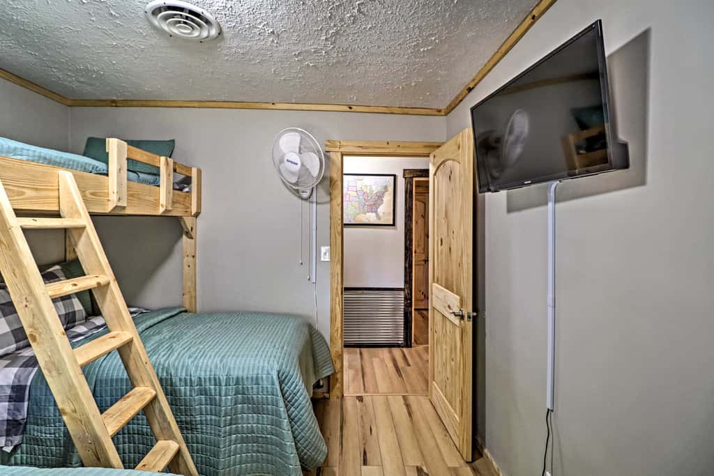 Cozy Cabin w/ Backyard Oasis: 11 Mi to Marina
