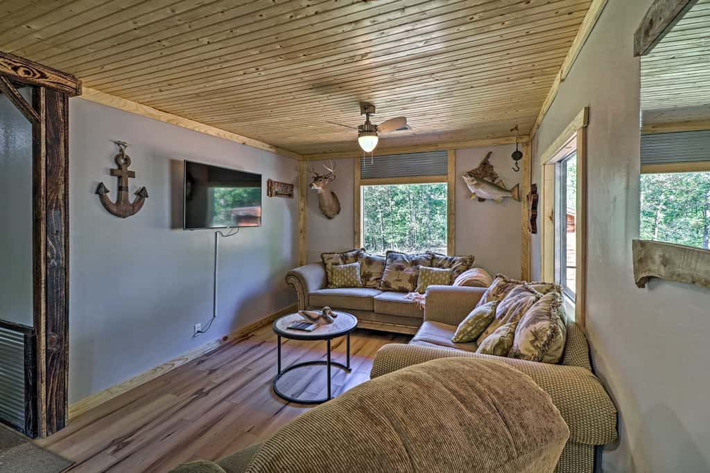 Cozy Cabin w/ Backyard Oasis: 11 Mi to Marina