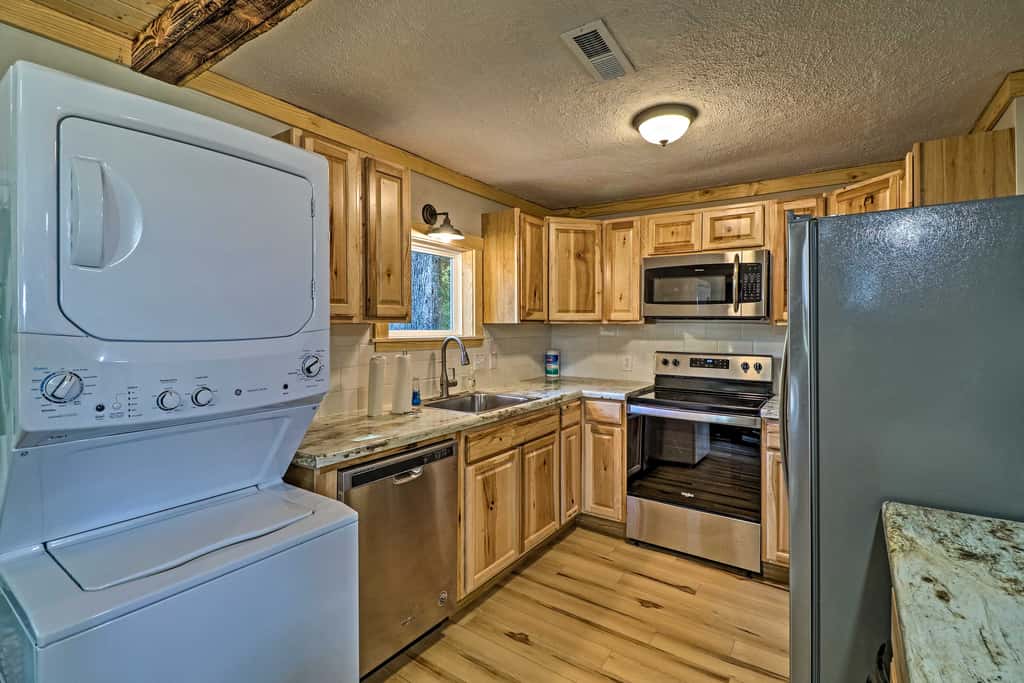 Cozy Cabin w/ Backyard Oasis: 11 Mi to Marina
