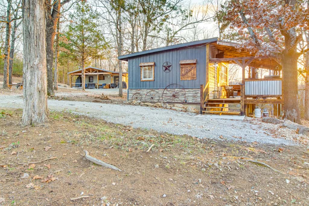 Serene & Cozy Studio Cabin: Walk to Norfork Lake!