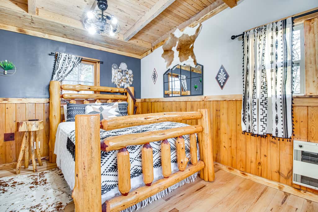 Serene & Cozy Studio Cabin: Walk to Norfork Lake!
