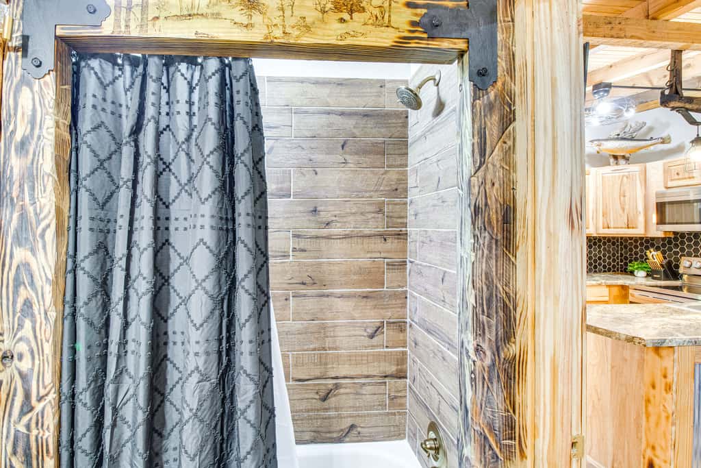 Serene & Cozy Studio Cabin: Walk to Norfork Lake!