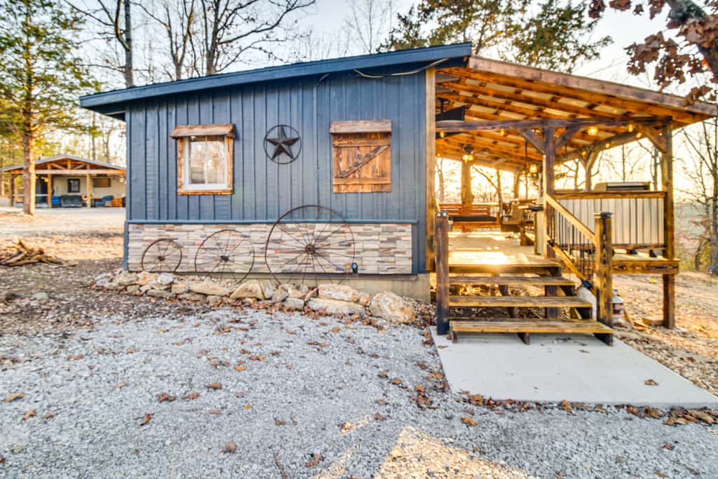 Serene & Cozy Studio Cabin: Walk to Norfork Lake!