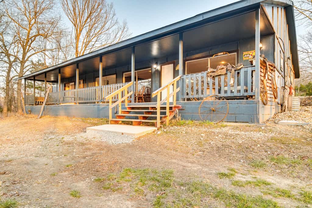 Serene & Cozy Studio Cabin: Walk to Norfork Lake!