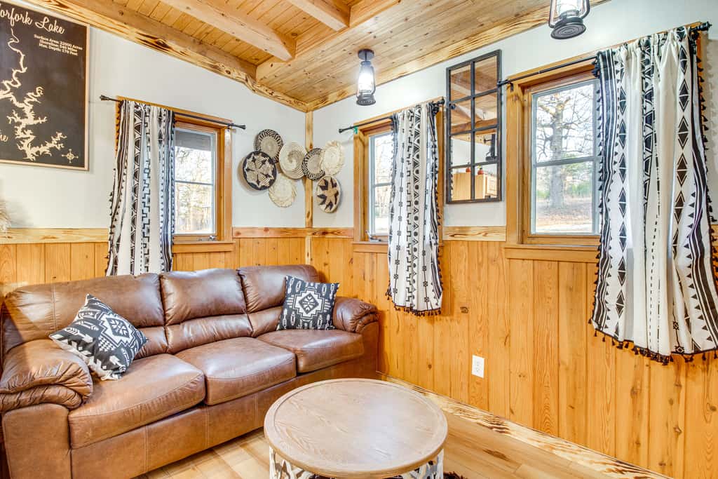 Serene & Cozy Studio Cabin: Walk to Norfork Lake!