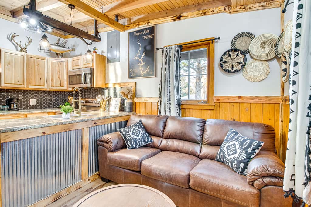 Serene & Cozy Studio Cabin: Walk to Norfork Lake!