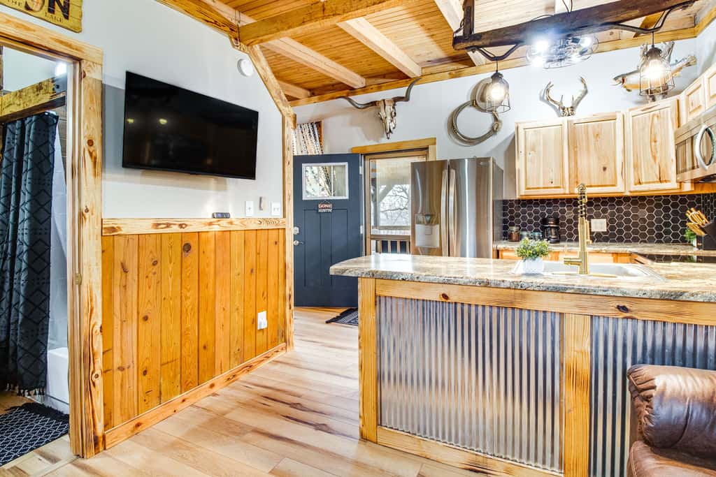 Serene & Cozy Studio Cabin: Walk to Norfork Lake!