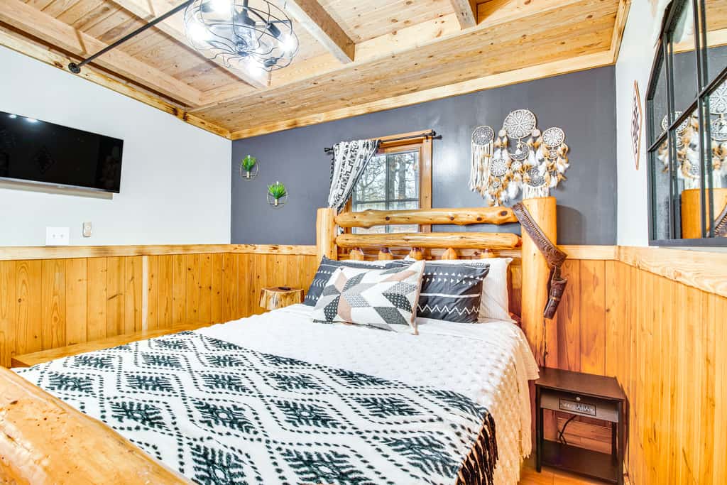 Serene & Cozy Studio Cabin: Walk to Norfork Lake!