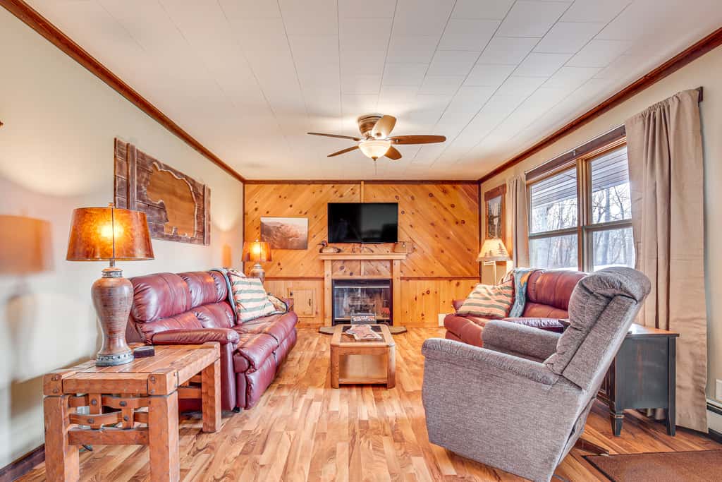 Hayward Home w/ Private Deck, Fire Pit & Kayak!