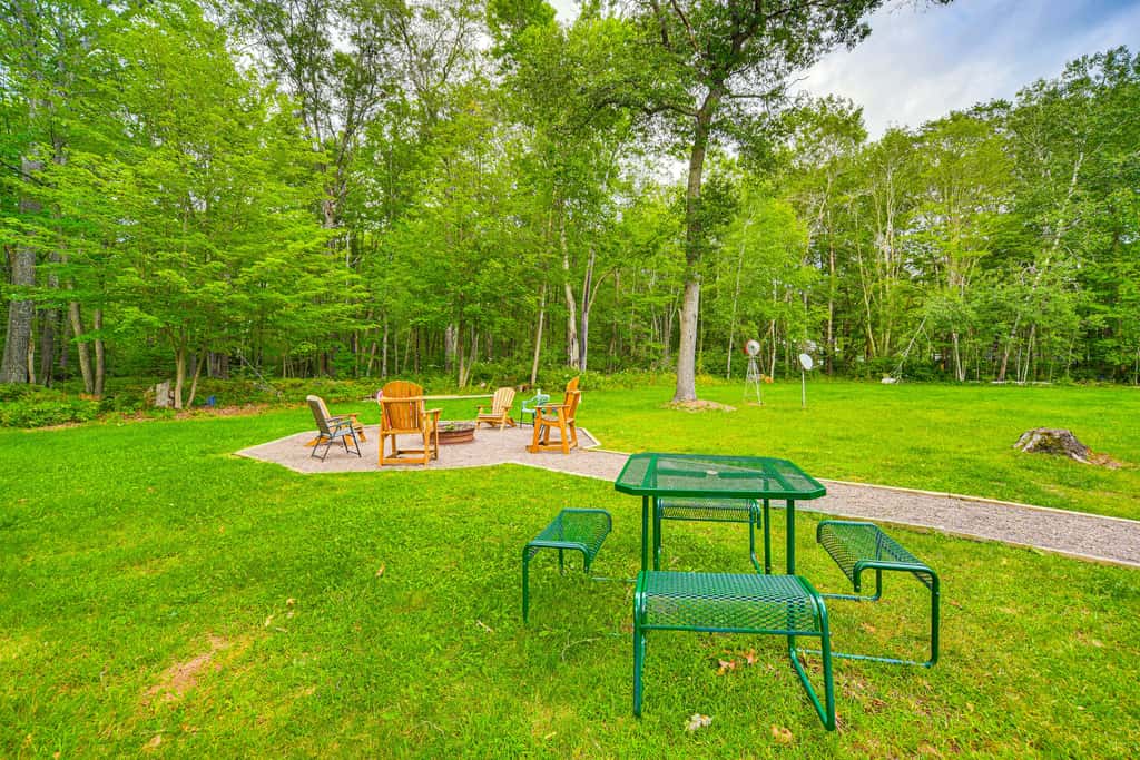 Hayward Home w/ Private Deck, Fire Pit & Kayak!