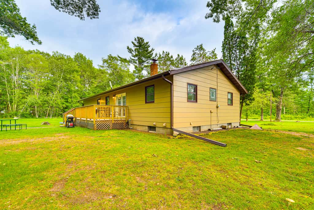 Hayward Home w/ Private Deck, Fire Pit & Kayak!