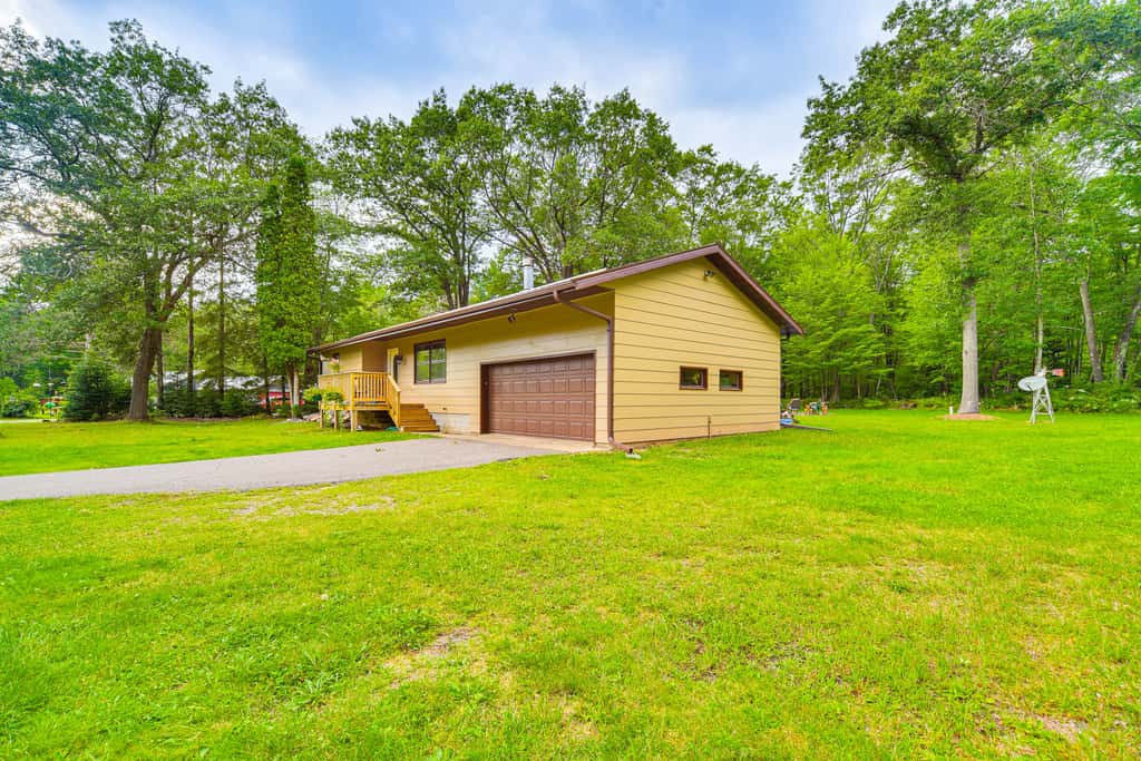 Hayward Home w/ Private Deck, Fire Pit & Kayak!
