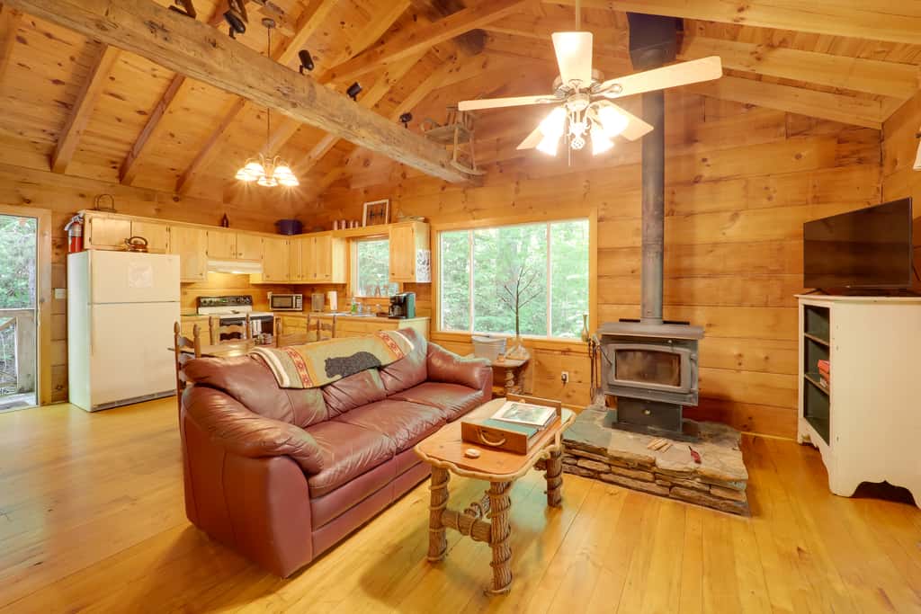 Hot Tub & Trail Access: 92-Acre Retreat in Marion!
